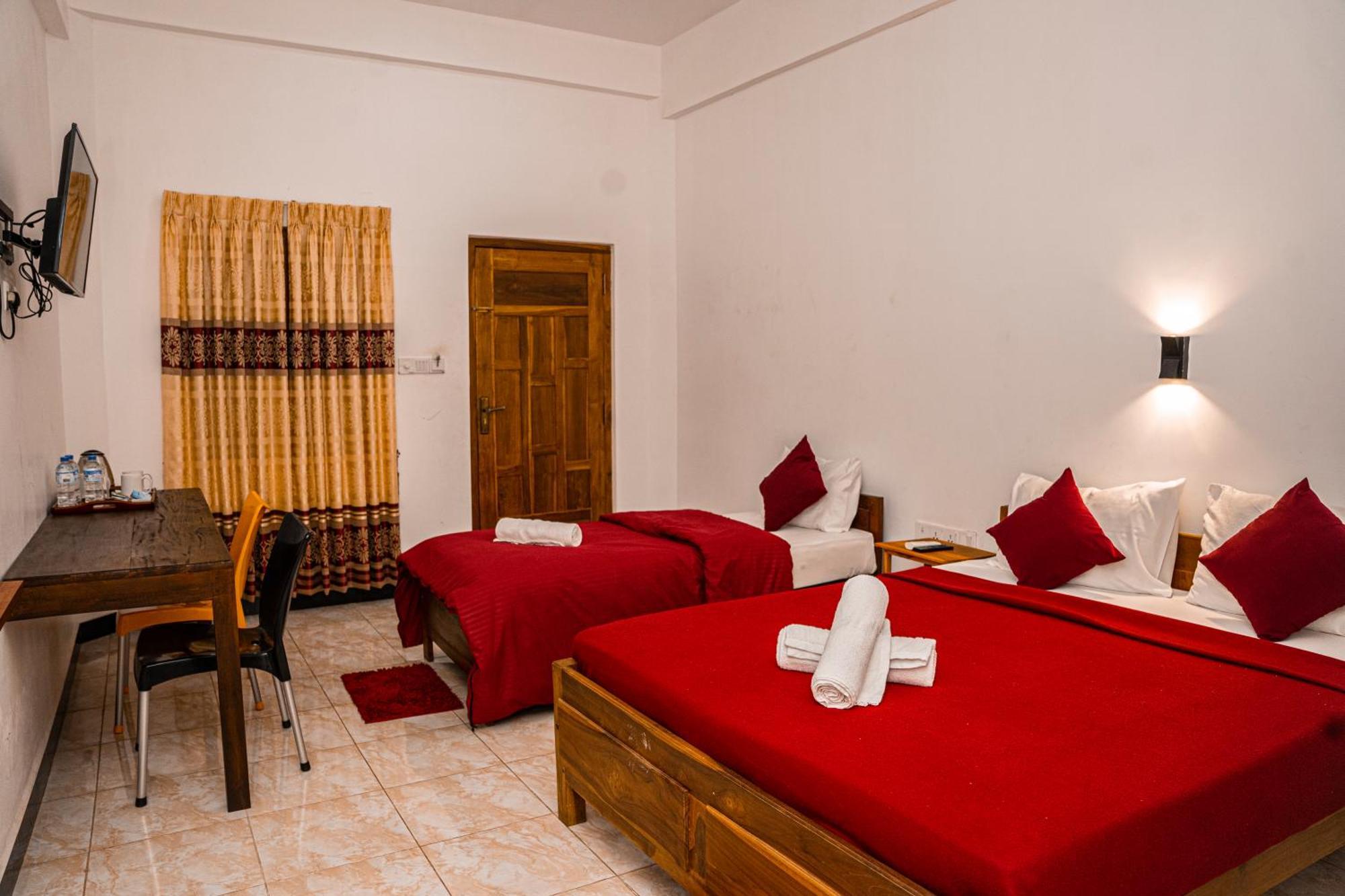 Theevanni Resort Trincomalee Esterno foto